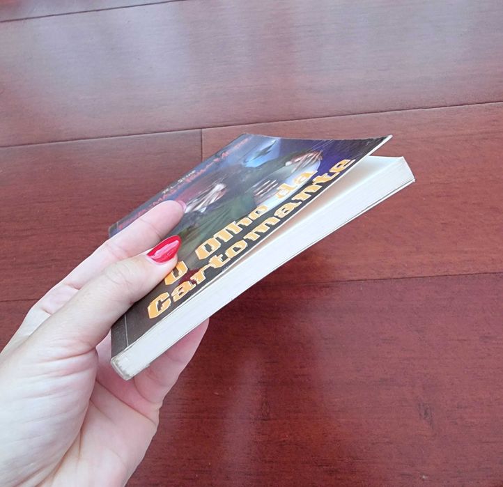 Livro "O Olho da Cartomante" de R. L. Stine
