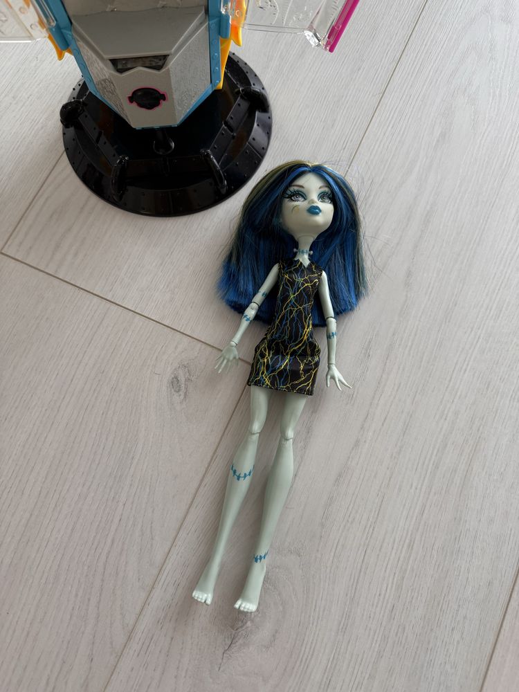 Monster High лялька Френкі Штейн і Станція Підзарядки