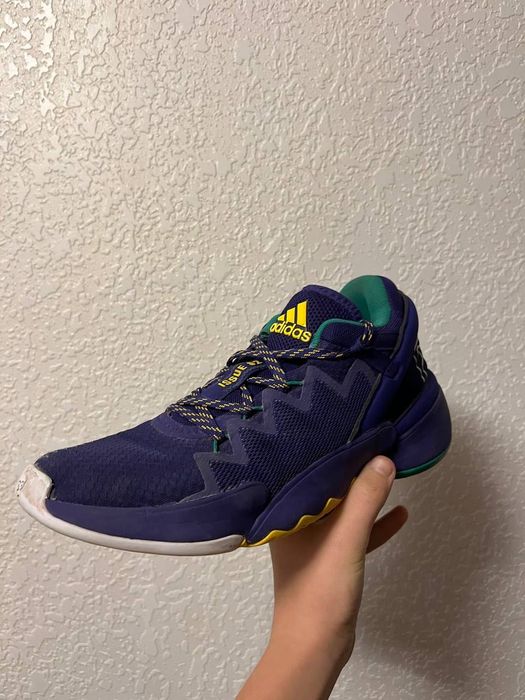 Баскетбольні кросівки adidas issue 2