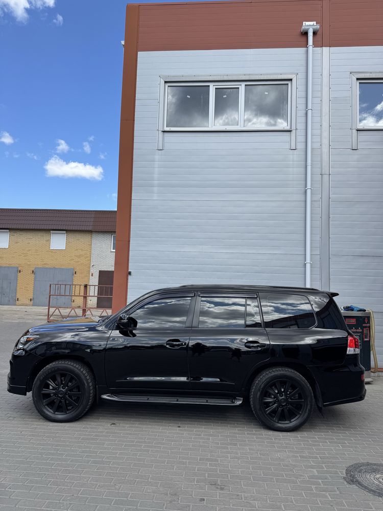 Lexus LX 570 5.7 газ/бензин black edition