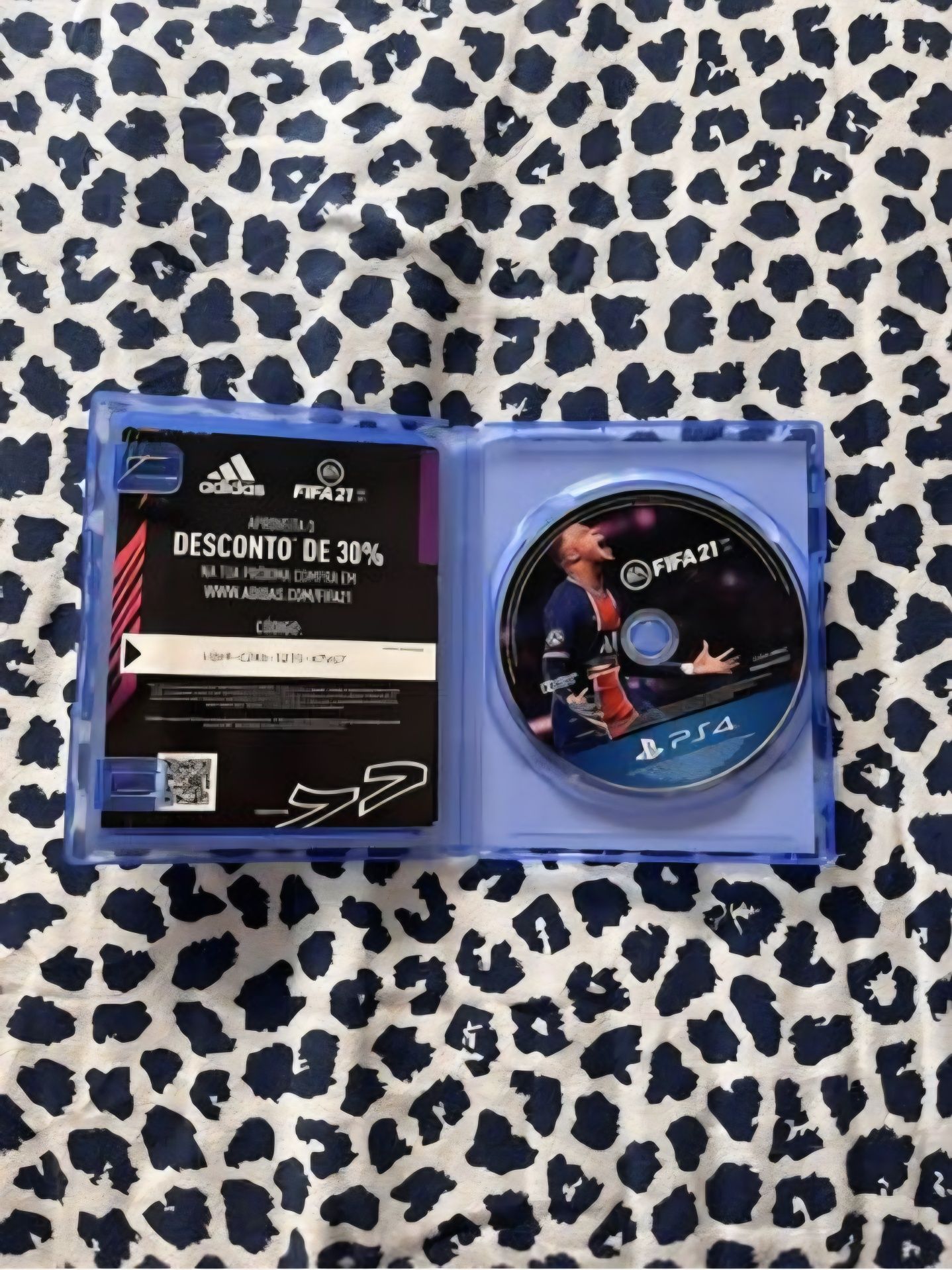 Ps4 slim 500gb em exlente estado com comando e Fifa 20 e 21