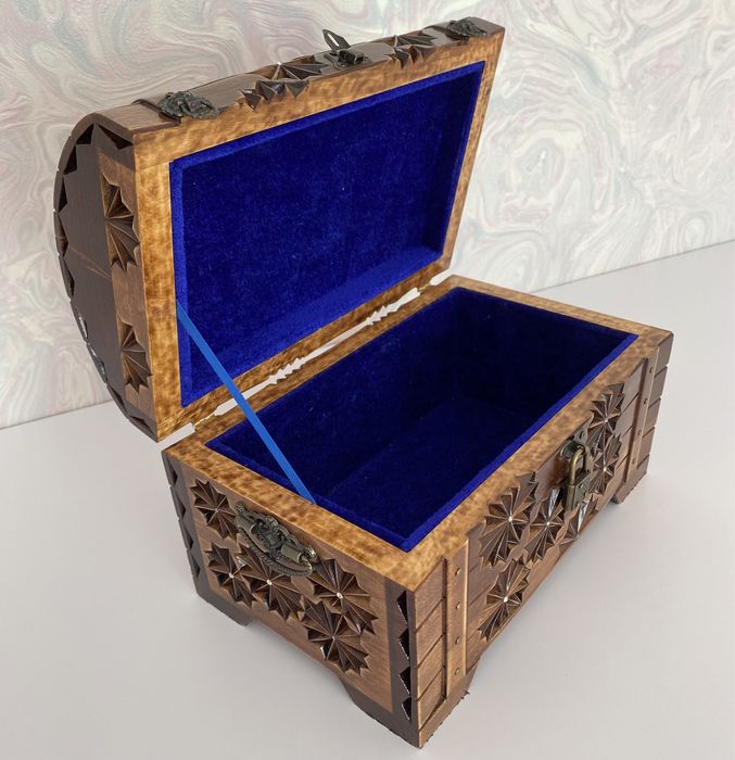 Дерев’яна скринька (сундук,шкатулка)ручної роботи