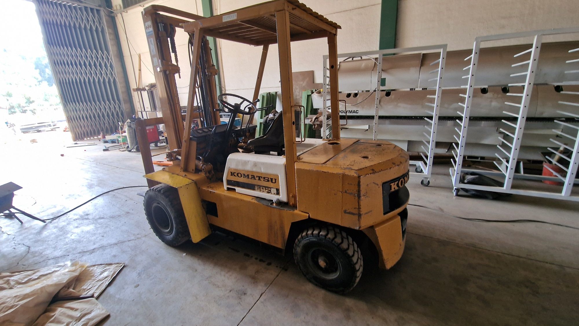 Empilhadores komatsu 2.5 kl deslocamento lateral em bom estado