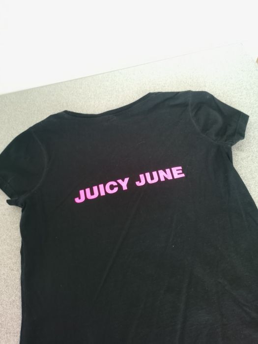 Czarny t-shirt z różowo neonowym nadrukiem