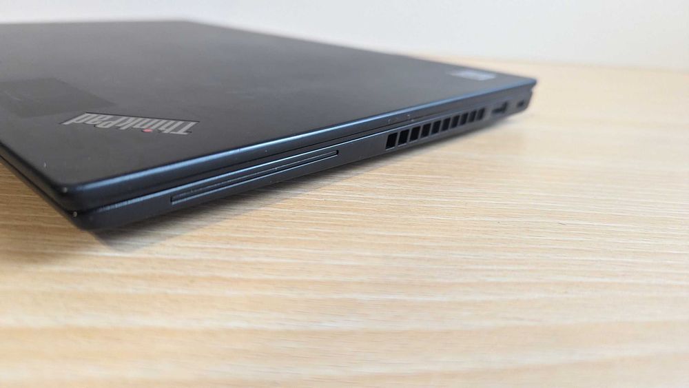 Маленький Lenovo ThinkPad X390 І5 8365u\16gb\256gb NVMe\41400 mWH 13%