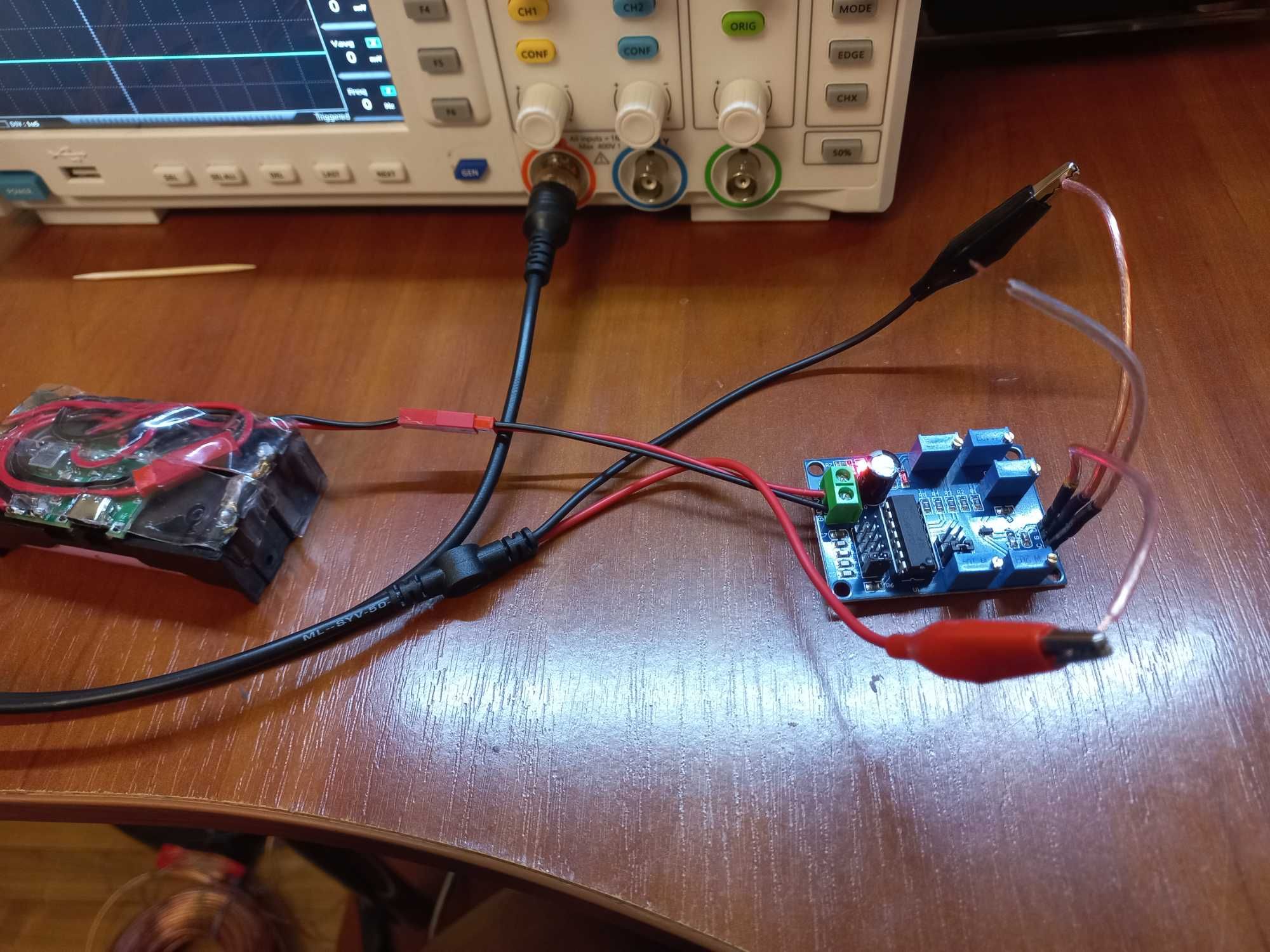 Генератор сигналов  10 Гц-450 кГц, входное напряжение 12V-