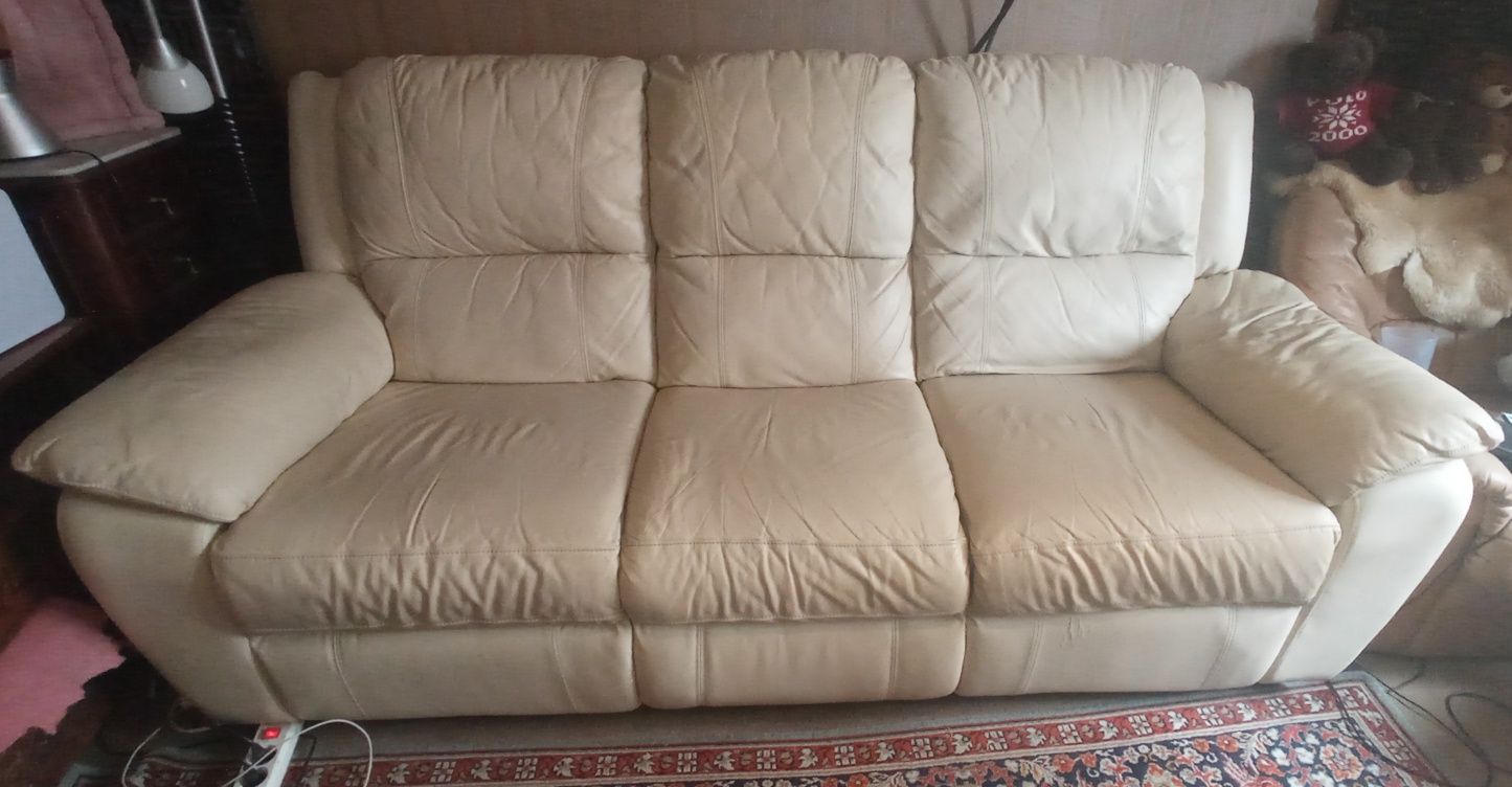 Sofá bege com chaise long em dois assentos