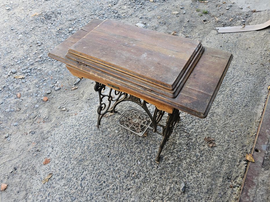 Раритетна швейна машинка зі станиною