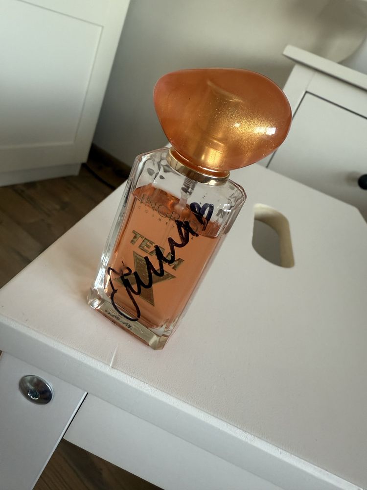 Julia Żugaj torba autografy smycz plakat perfumy