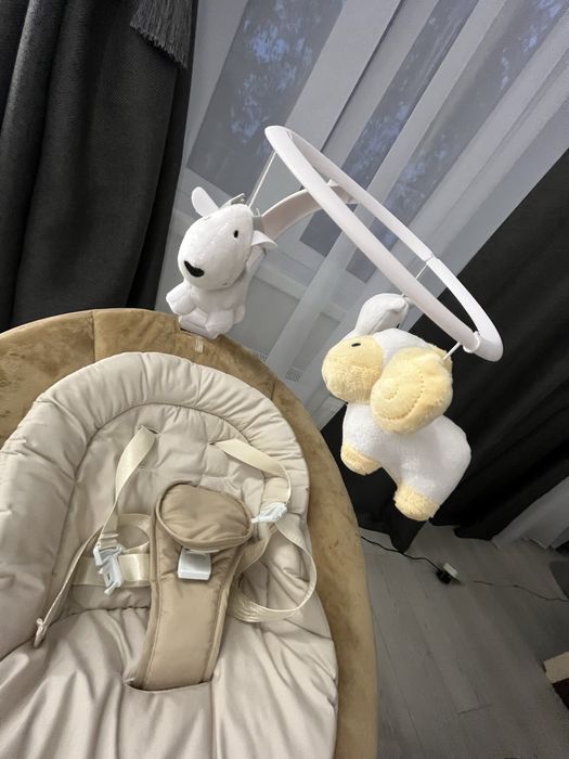 Крісло-гойдалка, заколисуючий центр, Carrello Adora CRL-10305