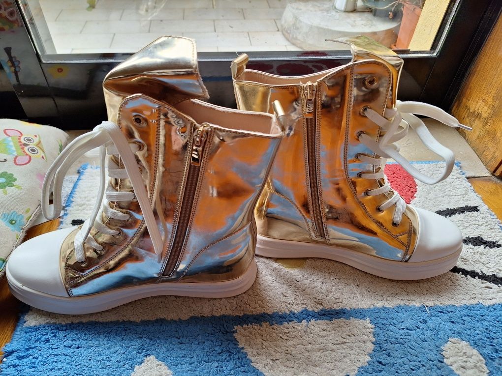 Sapatilhas / Botas Douradas SDS T: 40