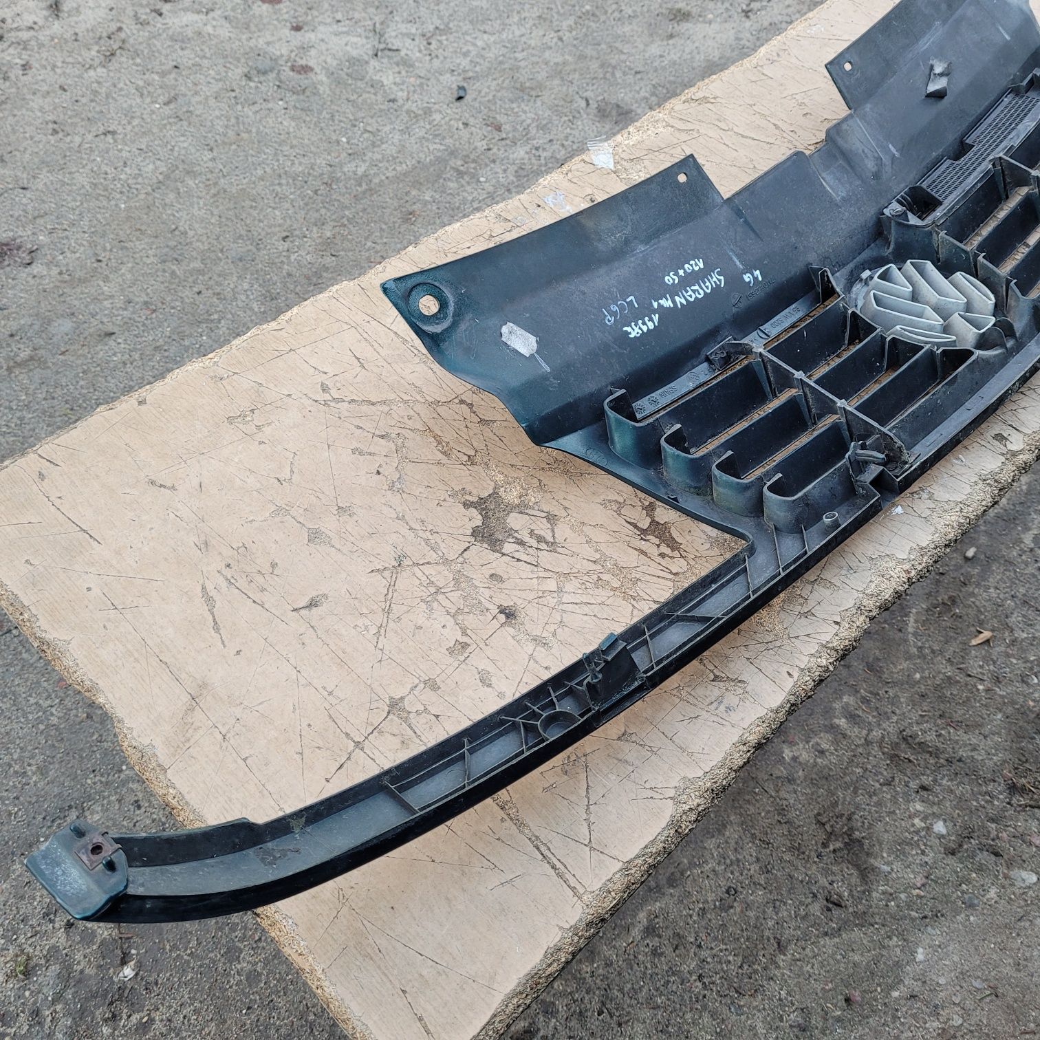 Grill atrapa vw sharan mk1 1998r kod lakieru LC6P