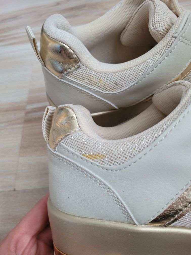 Beżowe sneakersy na koturnie