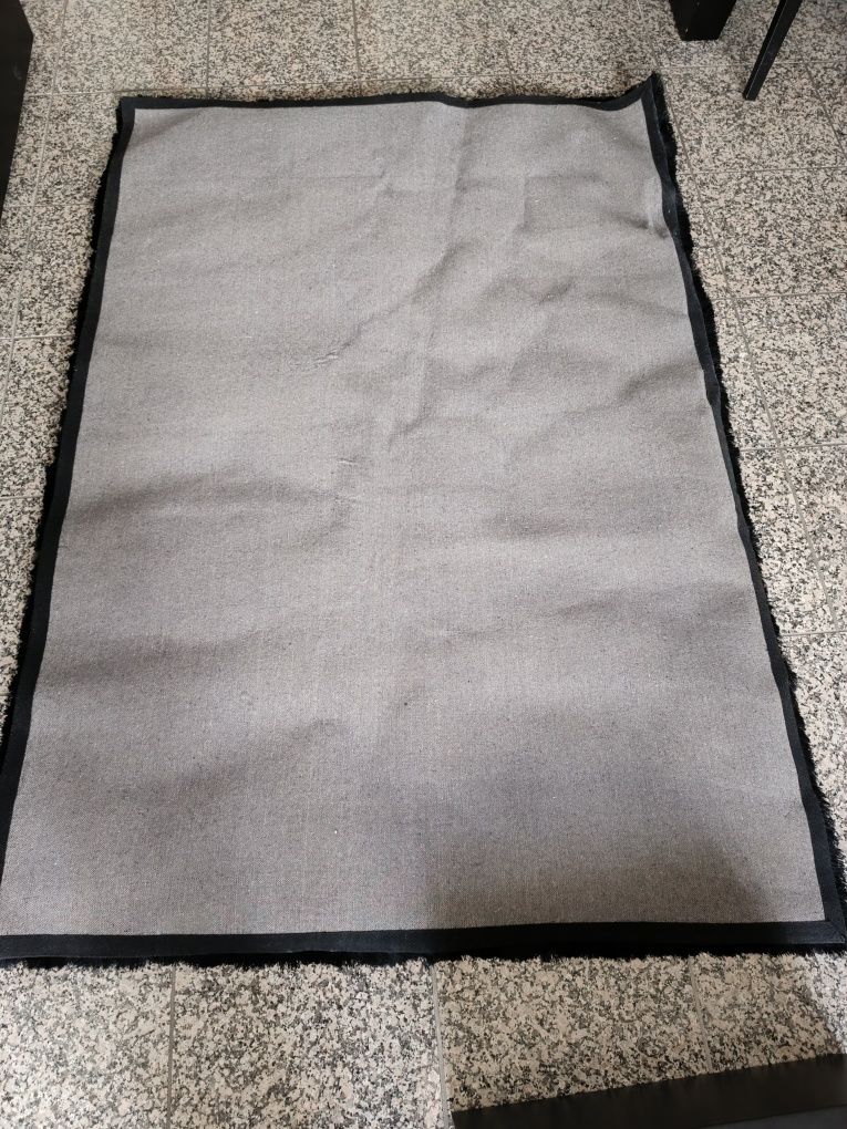 Carpete preta , pêlo médio.