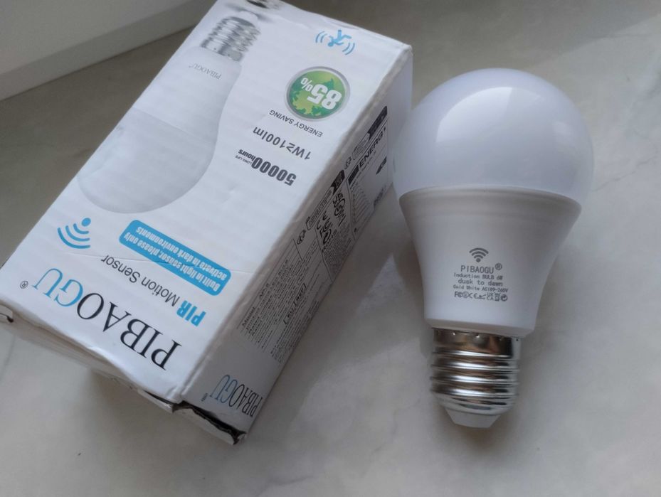 Лампа світлодіодна на 8W з датчиком руху