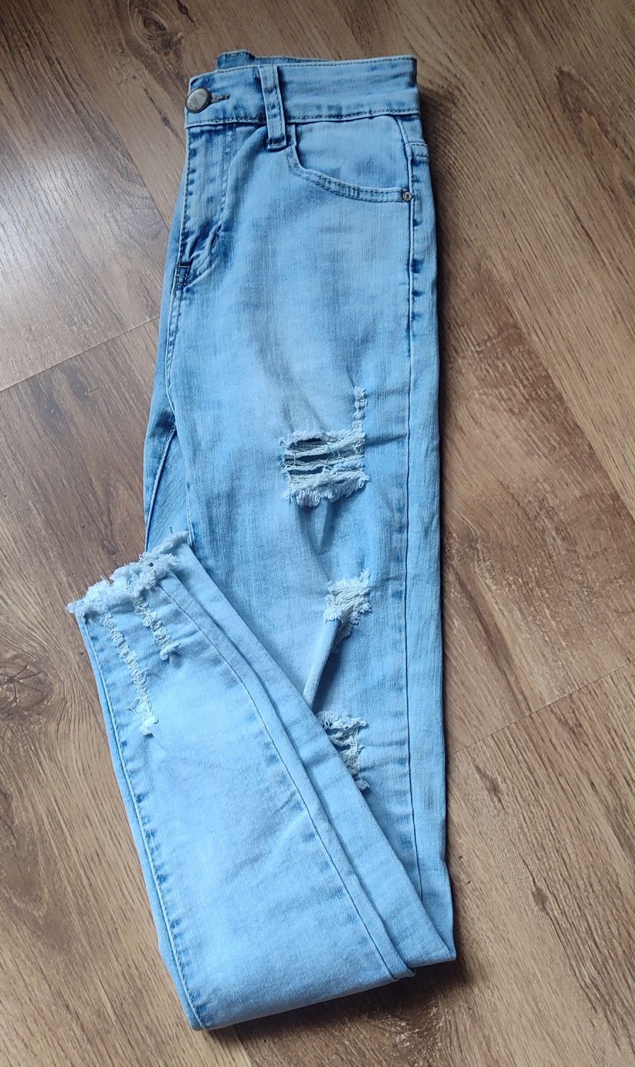Spodnie jeansowe z rozdarciami r.26