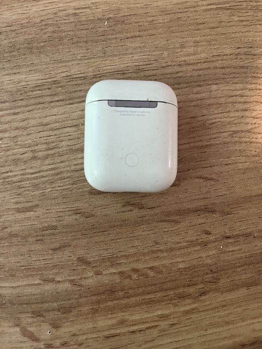 AirPods gen. 2. Prawa słuchawka gra trochę ciszej.