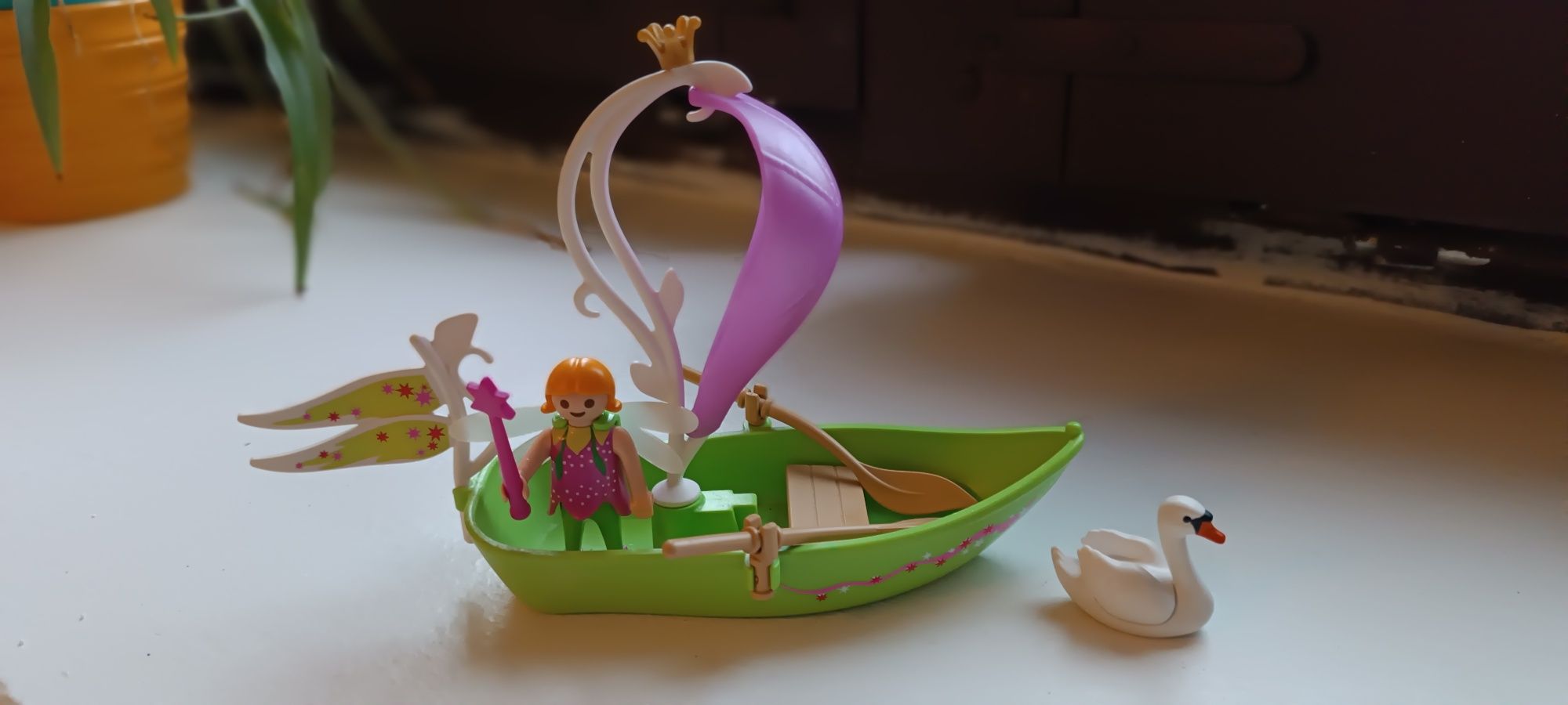 Figurka wróżki z łódką