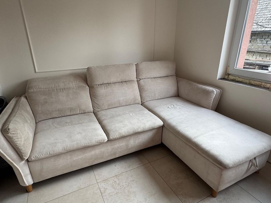 Beżowy narożnik z funkcją spania