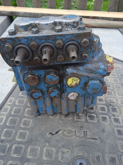 Продам трохсеційний розпределітель