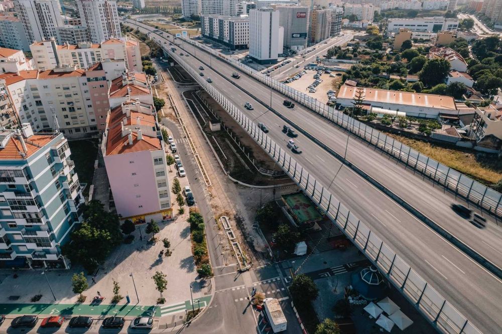 Quarto em Condomínio VIP, junto do Metro em Lisboa C/ Roupeiros
