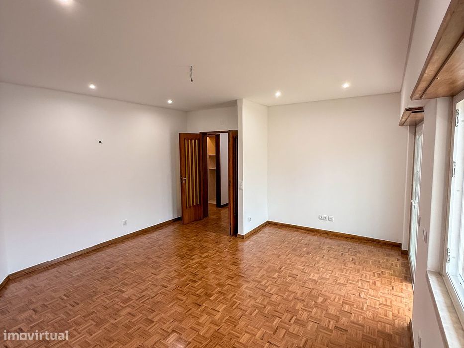 Arrendamento de Apartamento T2 Espaçoso e Renovado, Dafundo