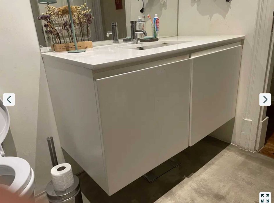 Móvel de casa de banho branco com lavatório