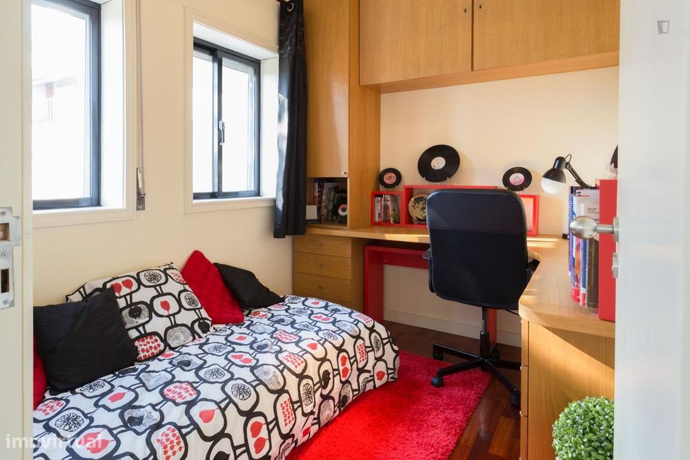 47749 - Quarto com cama de solteiro em...