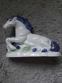 Stara porcelanowa figurka konia . Koń