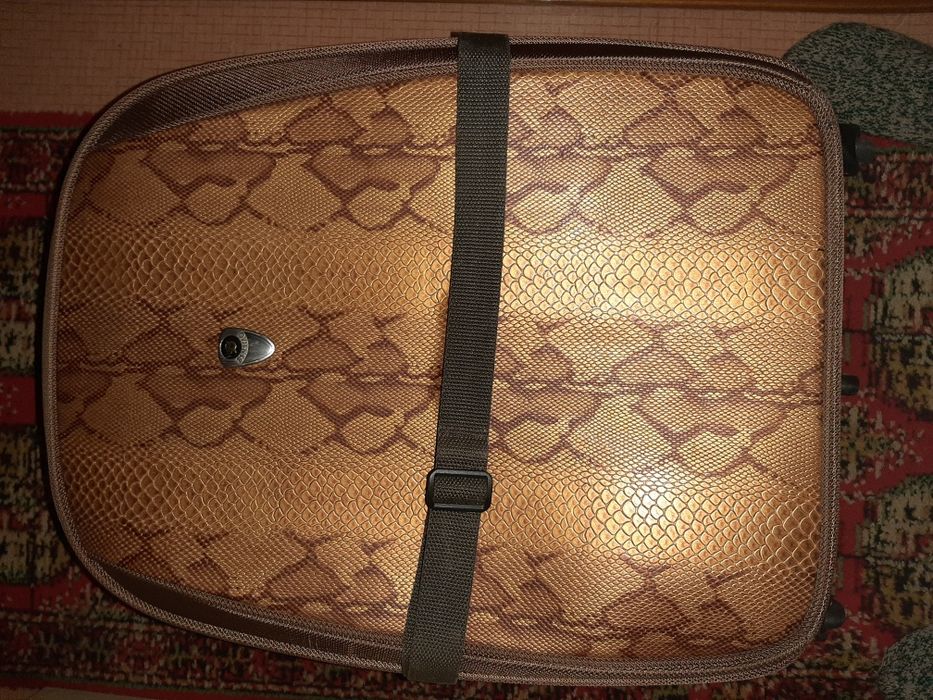 Чемодан дорожный