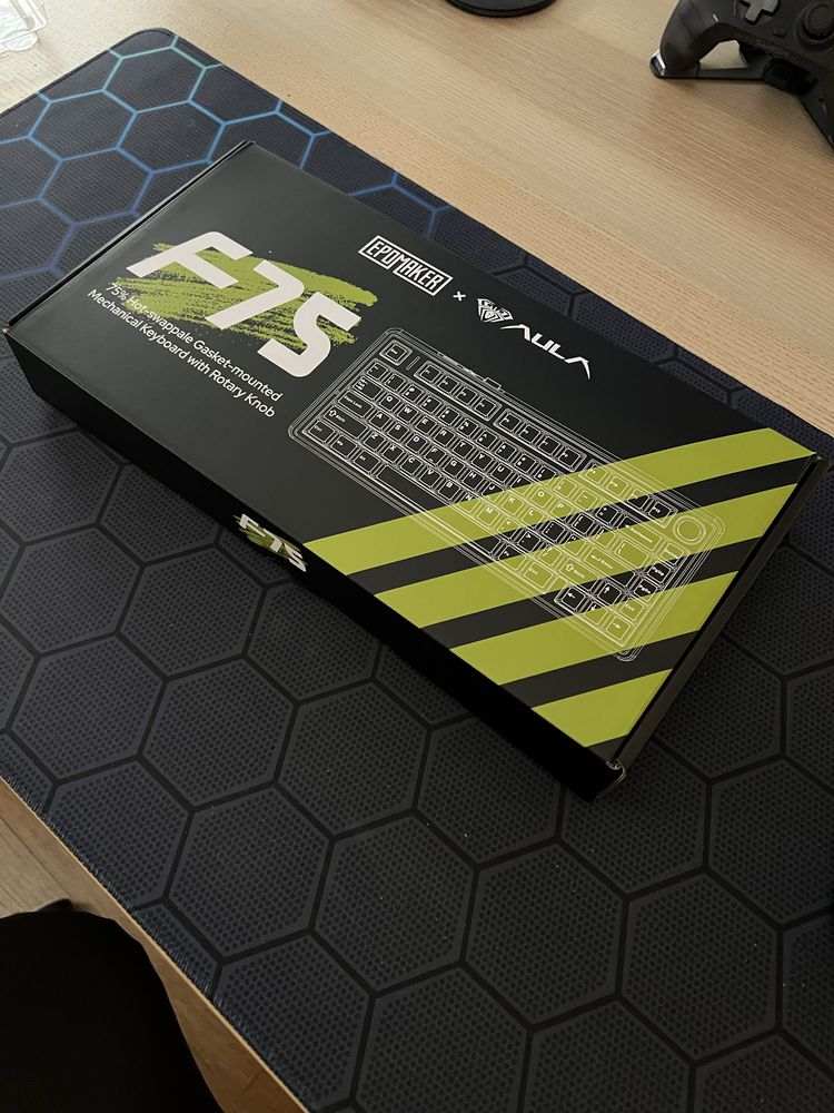 Teclado Aula F75, praticamente novo