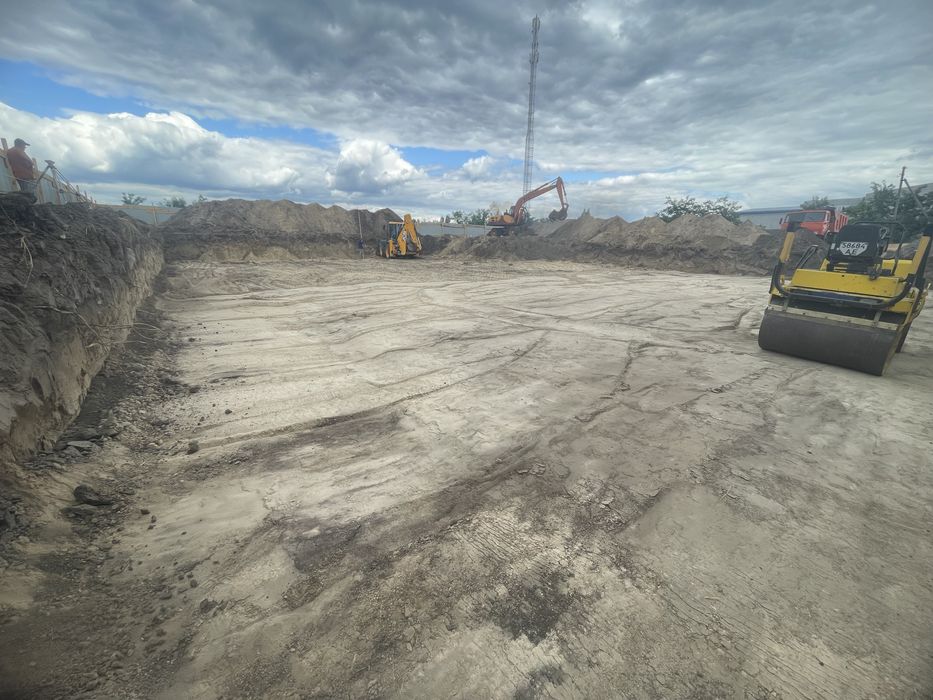 Копка котлованов, земляные работы, самосвалы, экскаватор