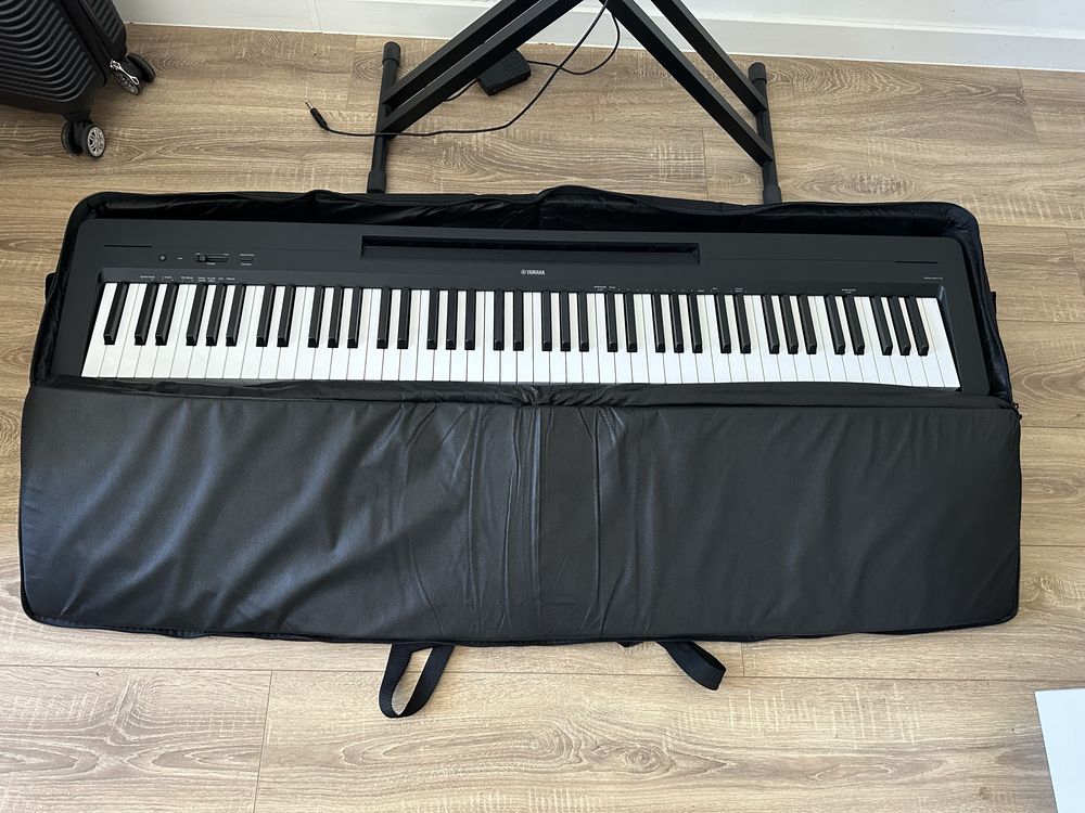 Pianino cyfrowe YAMAHA P-145 Czarny + futerał + statyw