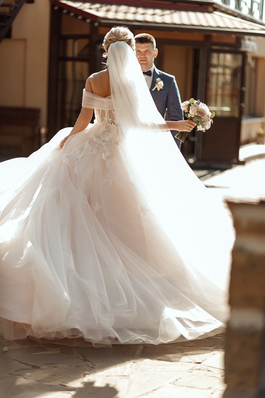 Продам дизайнерську дуже ніжну красиву весільну сукню