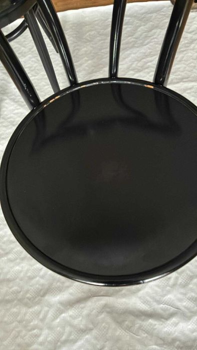 4 czarne gięte krzesła