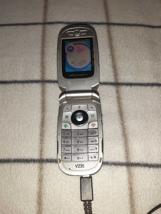 MOTOROLA z klapką, starszy model z oryginalną ładowarką i baterią