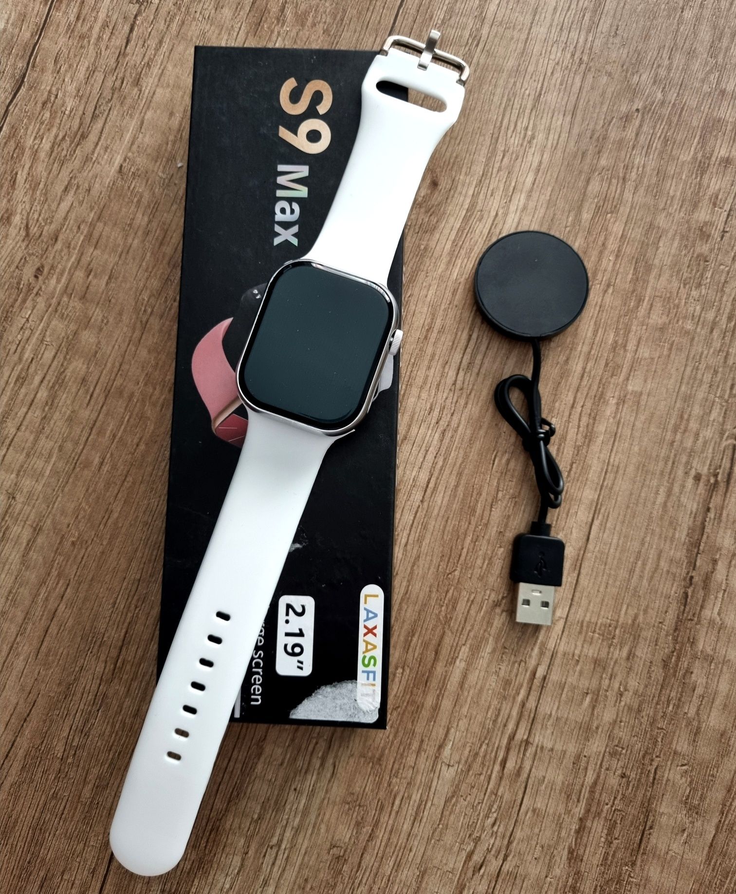 Biały smartwatch