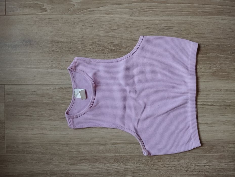 Pudrowy różowy top na ramiączkach