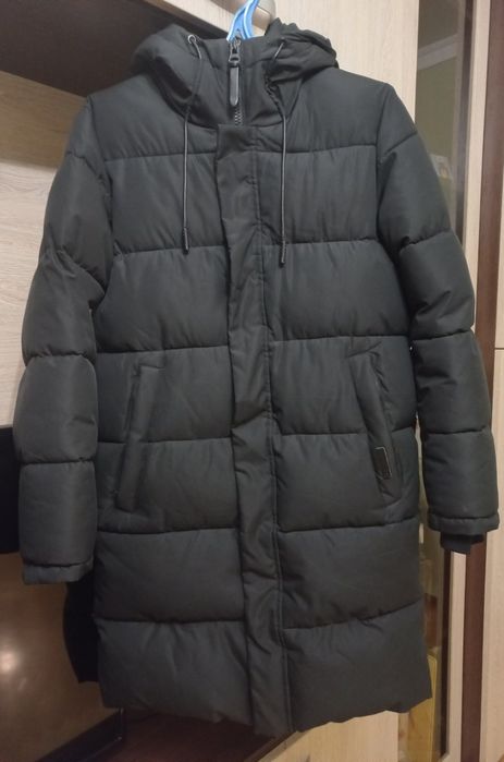 Чорна зимова подовжена чоловіча куртка