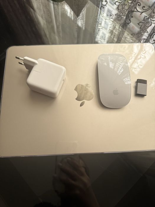 Продам MacBook Air M2 2022