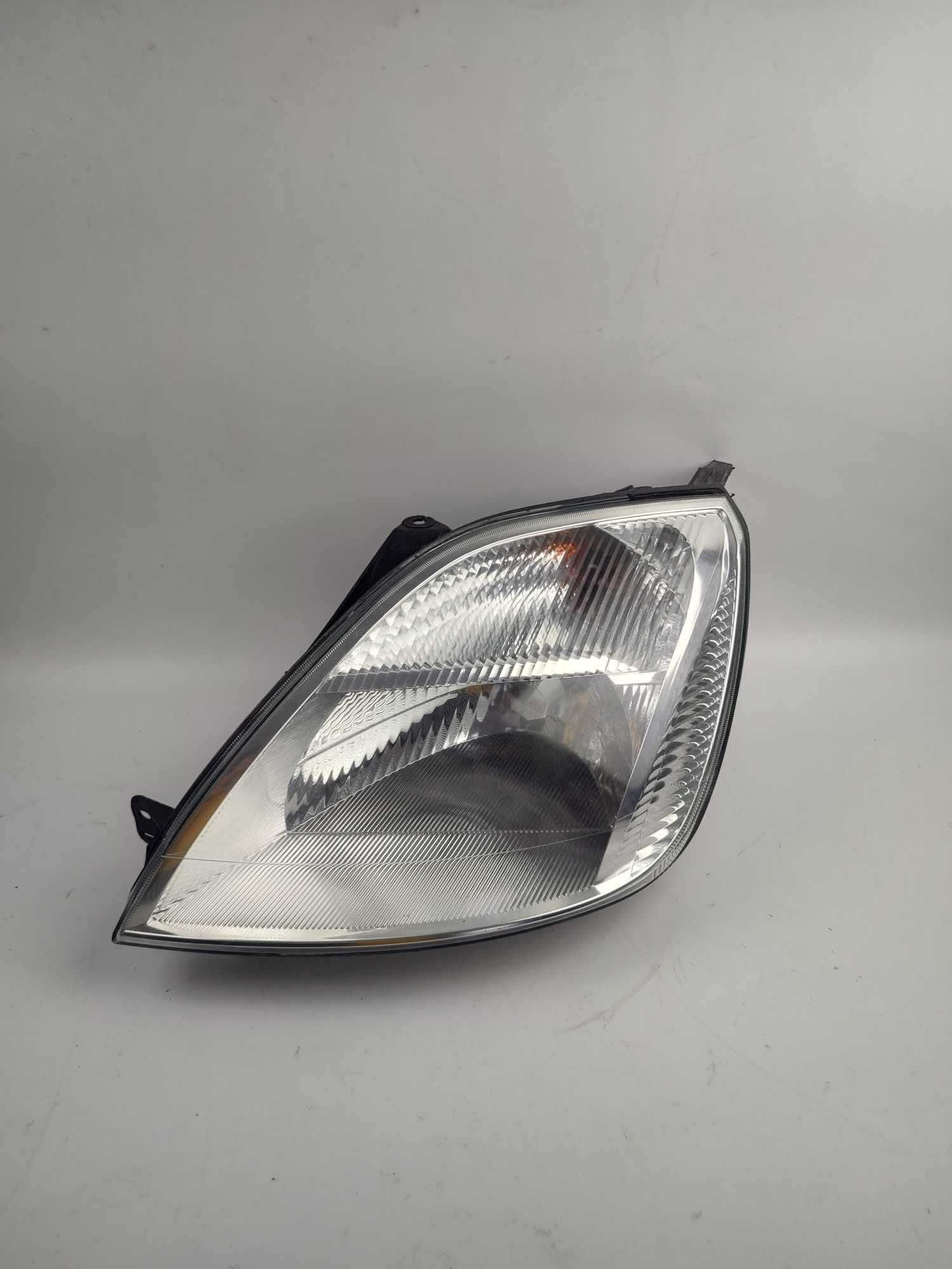 Lampa LEWA  prawa przód Fiesta MK VI 6 przednia 02-05r