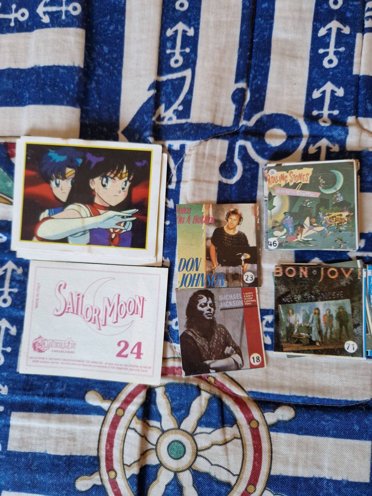 Diversas cadernetas e cromos
