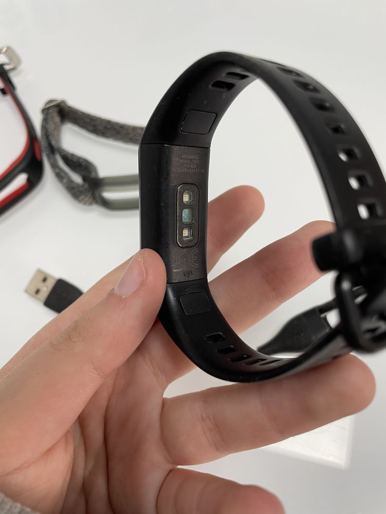 relógio Huawei com 3 braceletes e um carregador