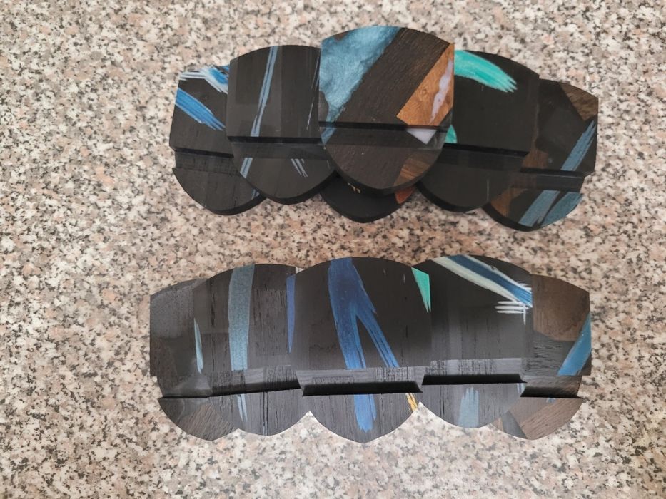 Підставка для телефона, планшета. З мореного дуба та епоксидної смоли.