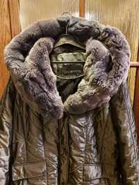 Płaszcz pikowany z kapturem naturalne futro