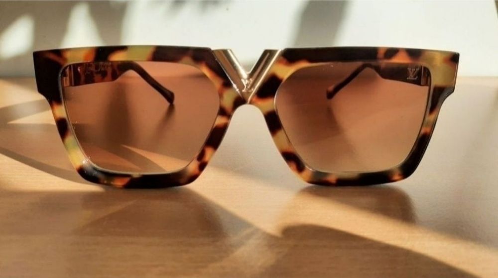 Louis Vuitton  okulary przeciwsłoneczne złote V nad nosem