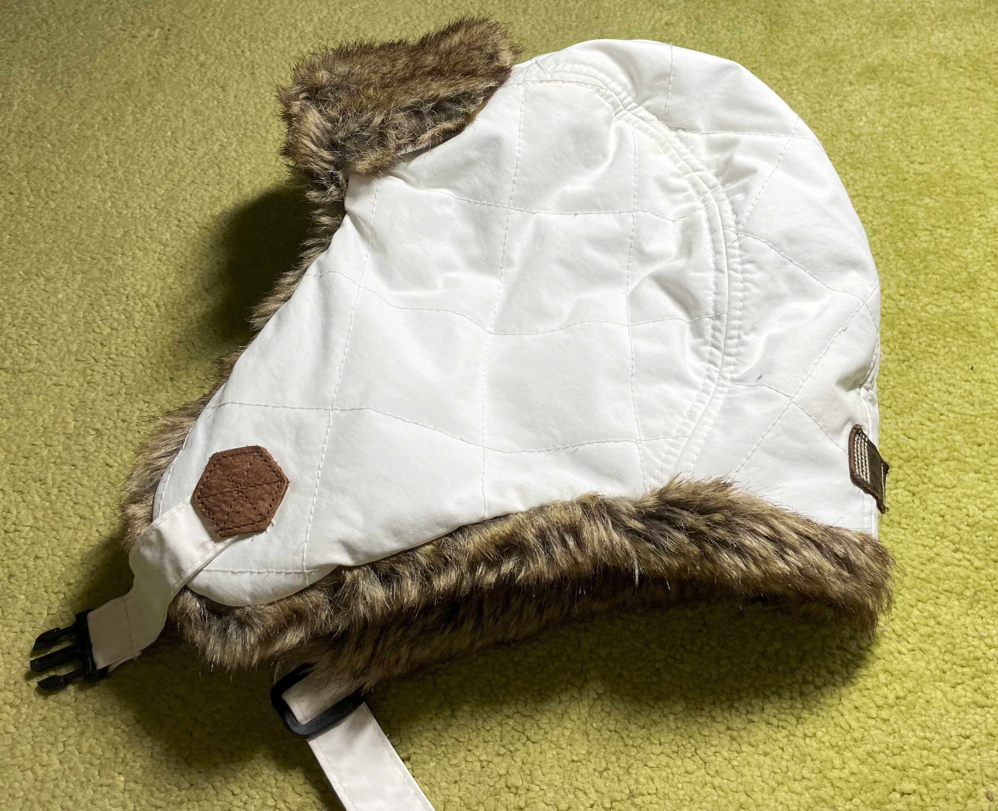 Біла зимова шапка з хутром, бренда Temberland, дуже тепла, розмір М