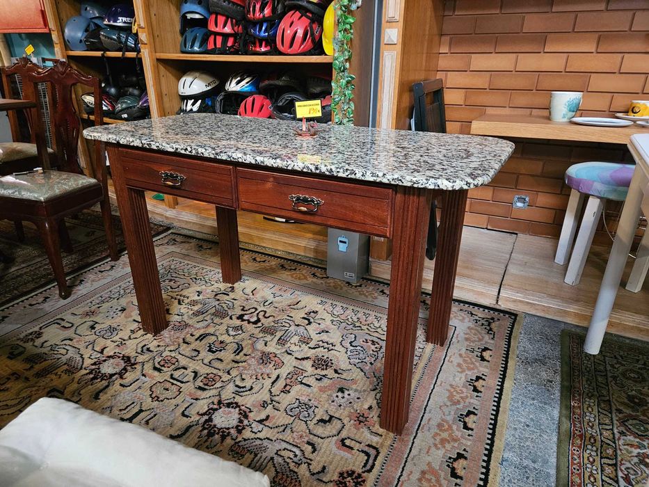 Mesa de cozinha em madeira e tampo em pedra - Bom estad