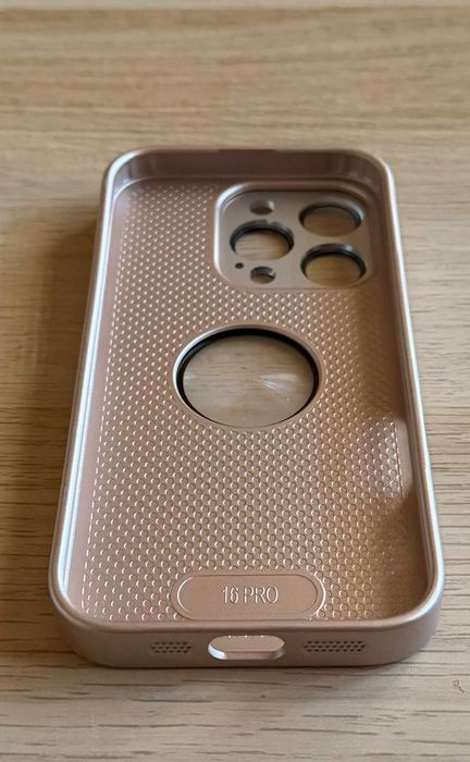 Etui iPhone 16 Pro MagSafe z osłoną aparatu / pustynne złoto