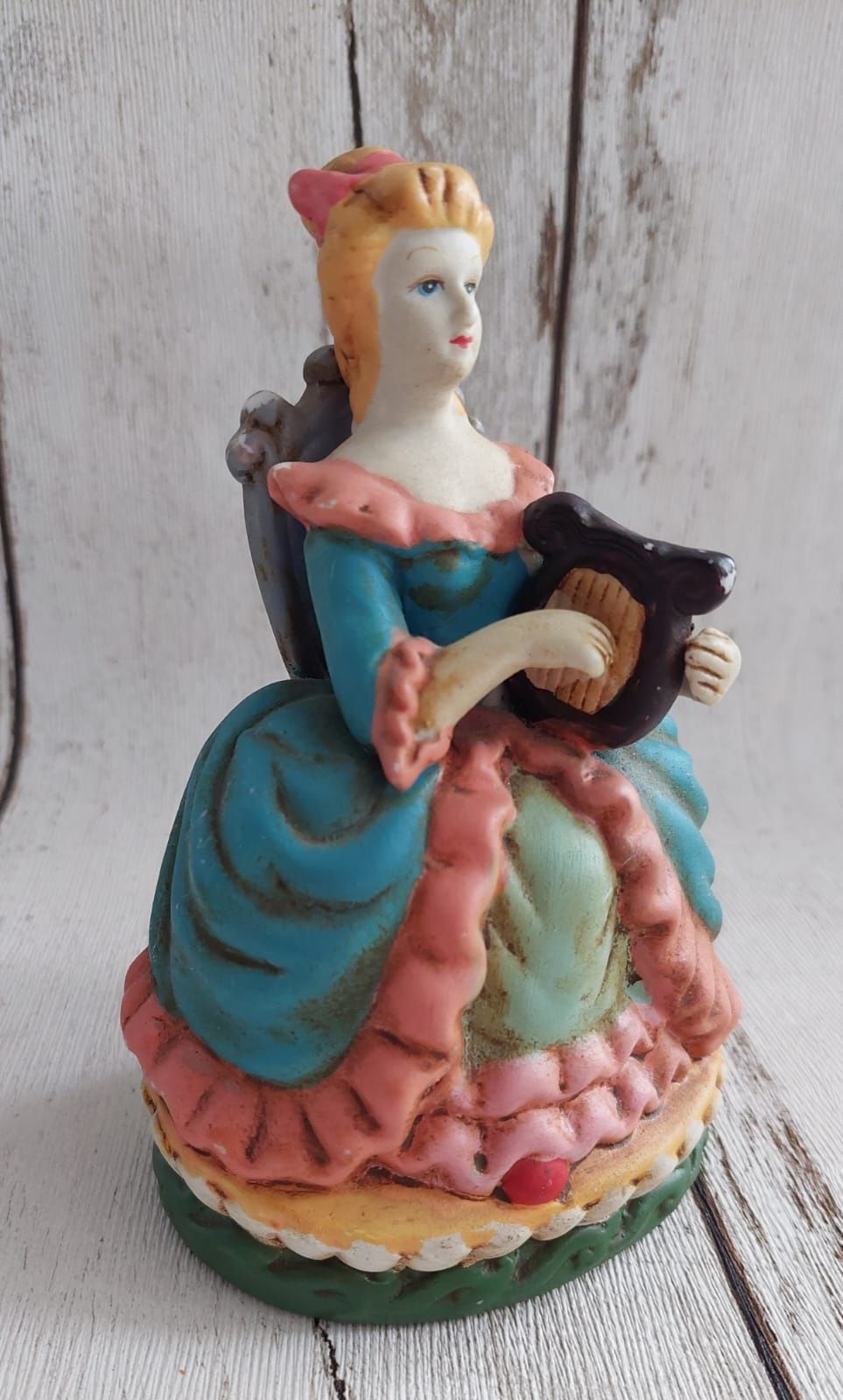 Efektowna figurka dama z harfą. Prezentuje się wyśmienicie
